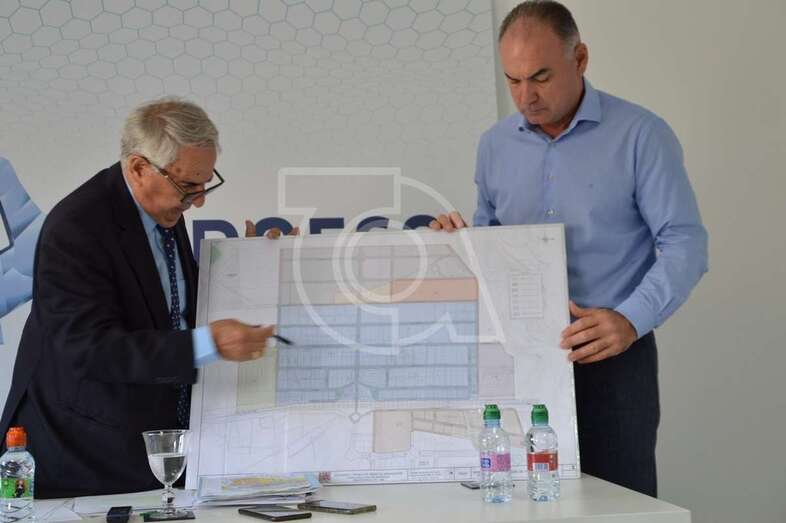 Sebastián Grisaleña, flanqueado por Ángel Medina (i) y Ángel Medina Padrón (d), directivos de GoroEco (Foto TA)